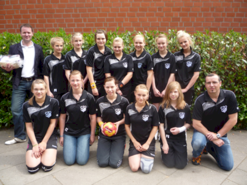 Handball B-Juniorinnen mit neuen Polo-Shirts