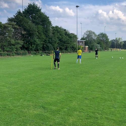 Auch bei der Ersten rollt wieder der Ball